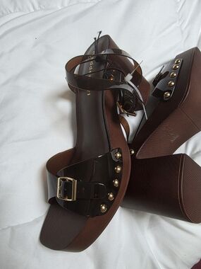 MADDEN GIRL Womens Brown Platform Sandals with Gold Studs